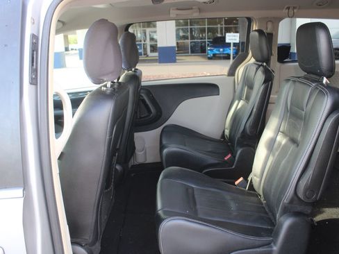 Used 2014 Chrysler Town & Country Touring FWD image 12