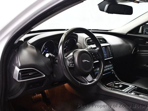 Used 2017 Jaguar XE Premium image 5