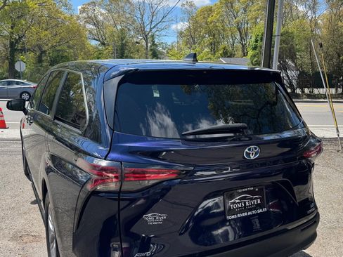 Used 2022 Toyota Sienna LE AWD/4WD image 3