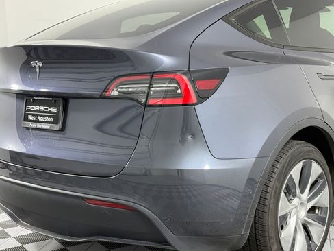 Used 2021 Tesla Model Y Standard Range image 13