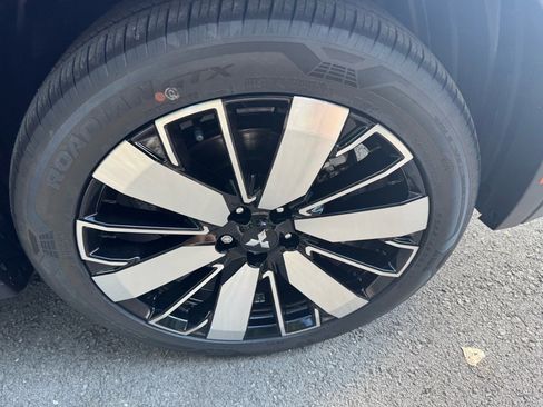 New 2025 Mitsubishi Outlander SE image 9