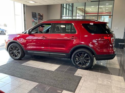 Used 2018 Ford Explorer XLT w/ Equipment Group 202A image 4