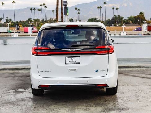 Certified 2024 Chrysler Pacifica Select image 8