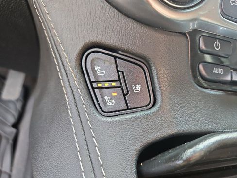 Used 2020 Chevrolet Suburban Premier image 20