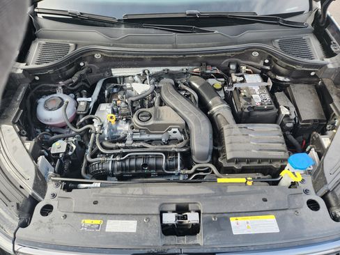 Certified 2025 Volkswagen Taos SE image 28