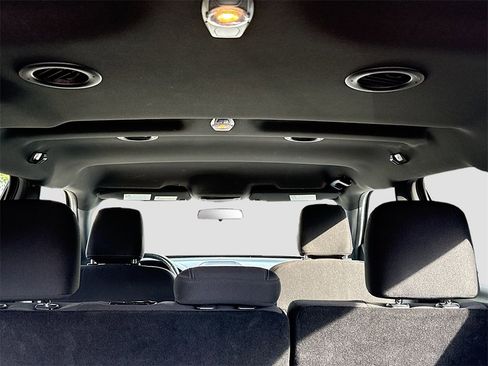 Used 2018 Ford Explorer XLT image 26