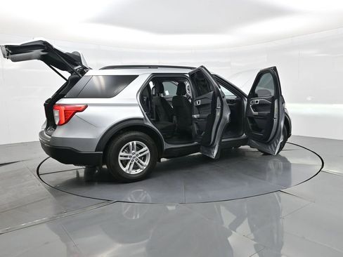 Used 2024 Ford Explorer XLT RWD image 4