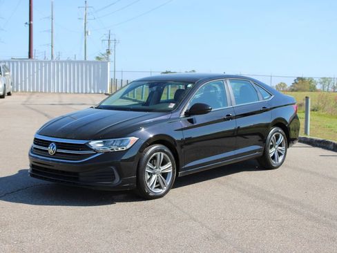Used 2024 Volkswagen Jetta SE w/ Panoramic Sunroof Package FWD image 2
