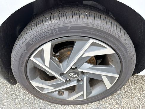 Used 2025 Hyundai Elantra SEL FWD image 17