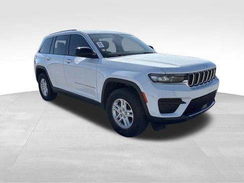 Certified 2023 Jeep Grand Cherokee Laredo image 8
