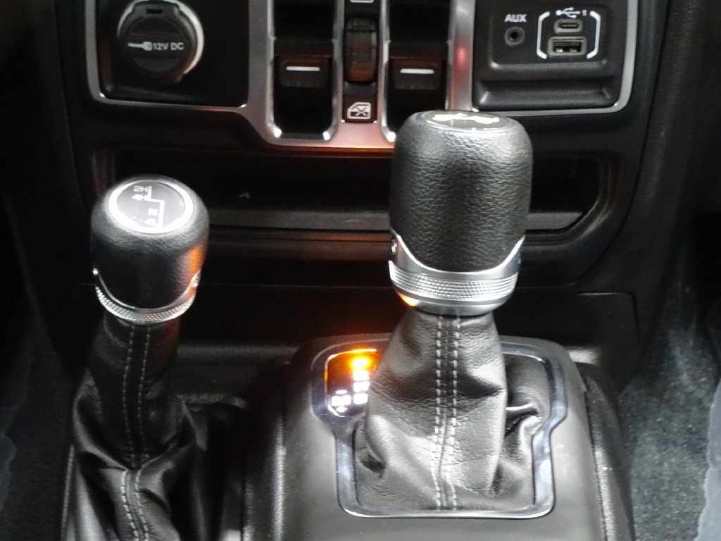 Used 2024 Jeep Wrangler Unlimited Sahara AWD/4WD image 34