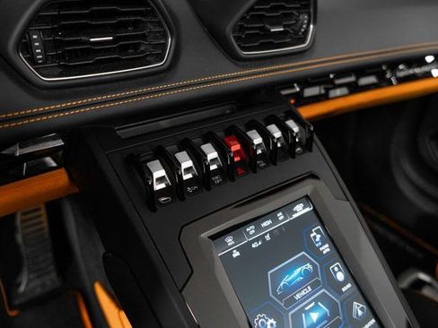 Used 2024 Lamborghini Huracan EVO image 21