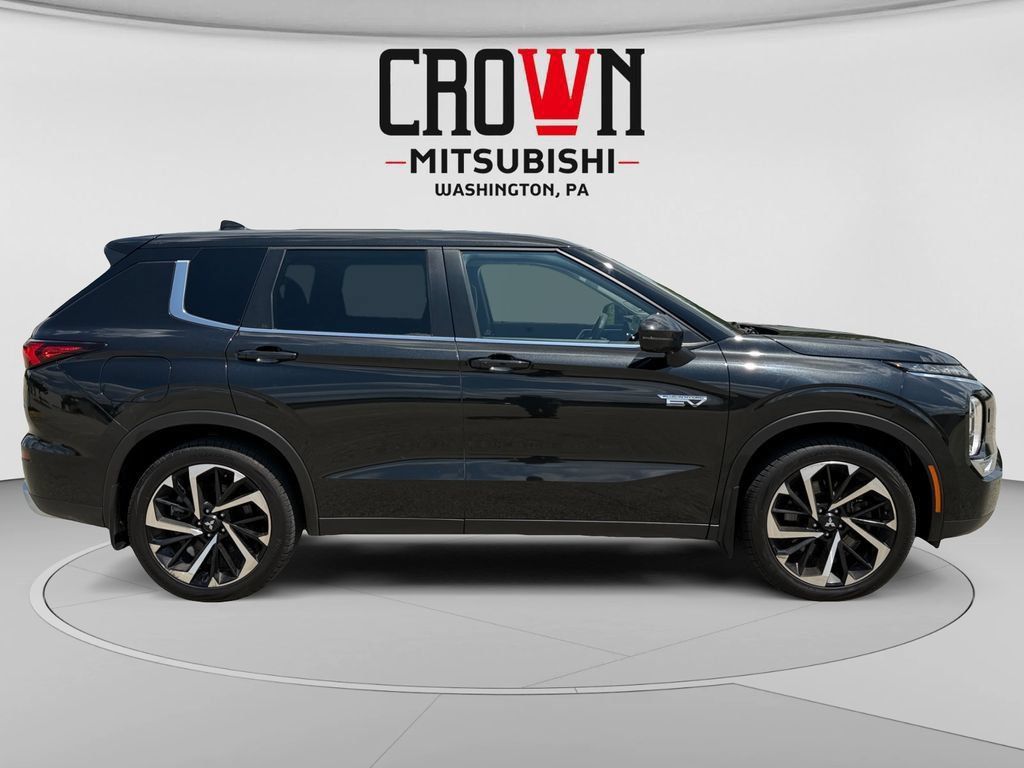 Used 2023 Mitsubishi Outlander 4WD Plug-In Hybrid image 2