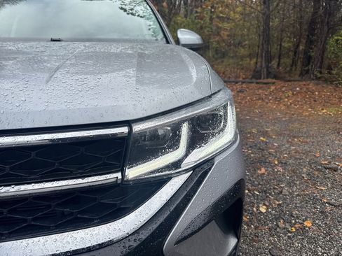 Used 2022 Volkswagen Taos SEL image 3