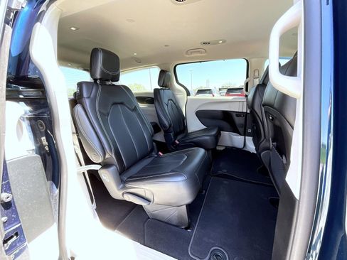 Used 2023 Chrysler Pacifica Touring-L AWD/4WD image 18