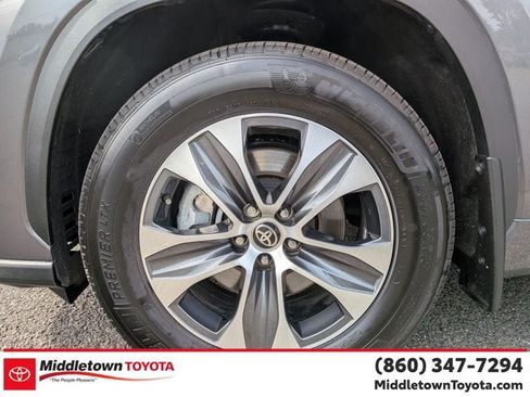 Used 2025 Toyota Highlander XLE AWD/4WD image 9