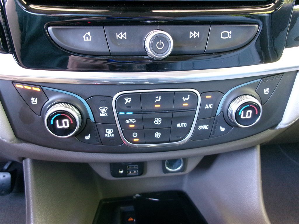Used 2020 Chevrolet Traverse Premier FWD image 32