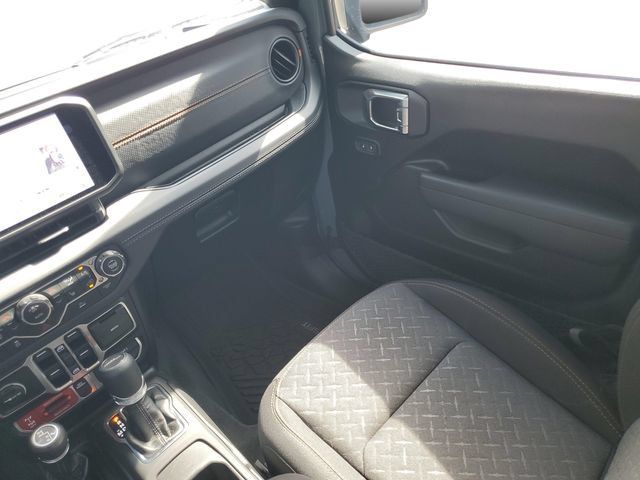 Used 2025 Jeep Gladiator Mojave w/ Convenience Group AWD/4WD image 31