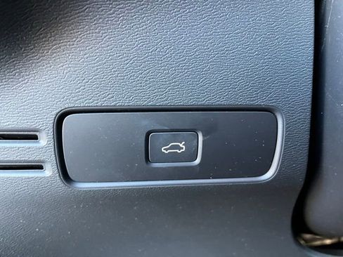 Used 2025 Volvo XC40 B5 Plus image 24