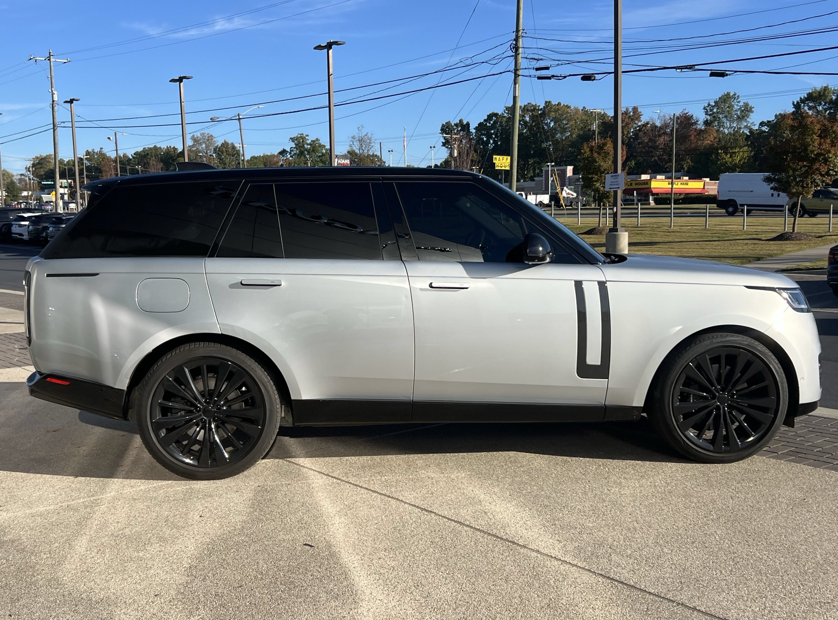Used 2024 Land Rover Range Rover SE AWD/4WD image 8