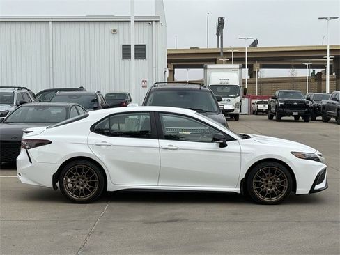 Used 2022 Toyota Corolla LE image 3