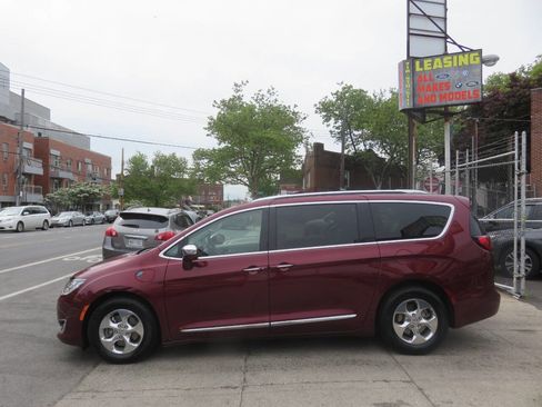 Used 2018 Chrysler Pacifica Limited w/ Advanced Safetytec Group FWD image 7
