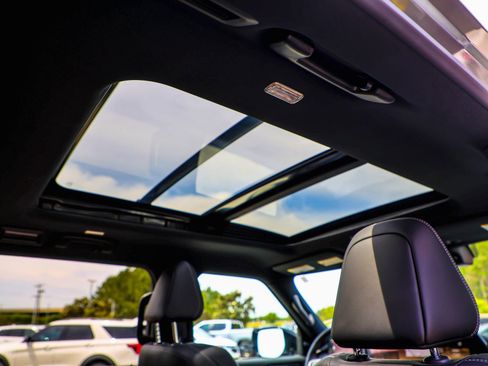 Used 2025 Nissan Armada PRO-4X w/ Pro-4X Premium Package image 18