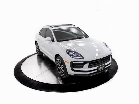 Certified 2024 Porsche Macan image 40