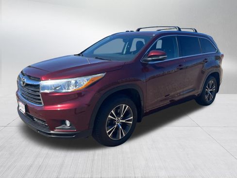 Used 2016 Toyota Highlander XLE image 3