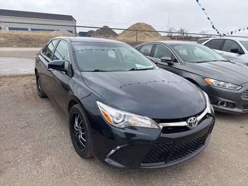 Used 2016 Toyota Camry SE image 3