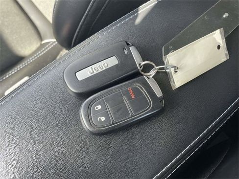 Used 2019 Jeep Cherokee Latitude Plus image 30