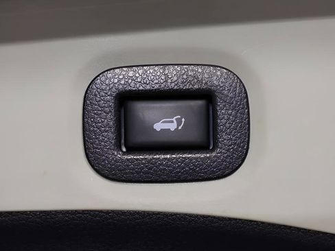 Used 2020 Nissan Rogue SV w/ Premium Package FWD image 11