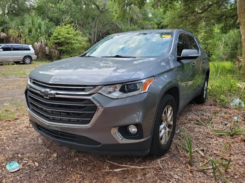 Used 2019 Chevrolet Traverse LT w/ LPO, Floor Liner Package FWD image 2