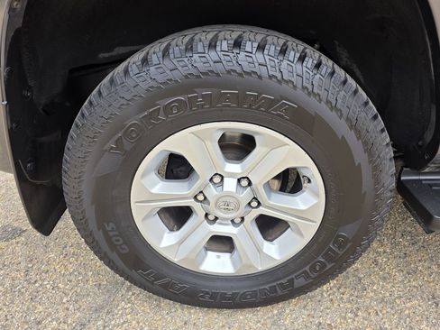 Used 2016 Toyota 4Runner SR5 AWD/4WD image 40