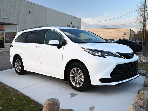 Used 2025 Toyota Sienna LE image 3