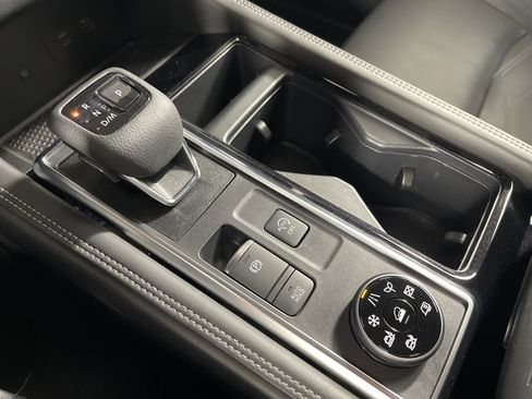 Used 2023 Nissan Pathfinder Platinum image 28