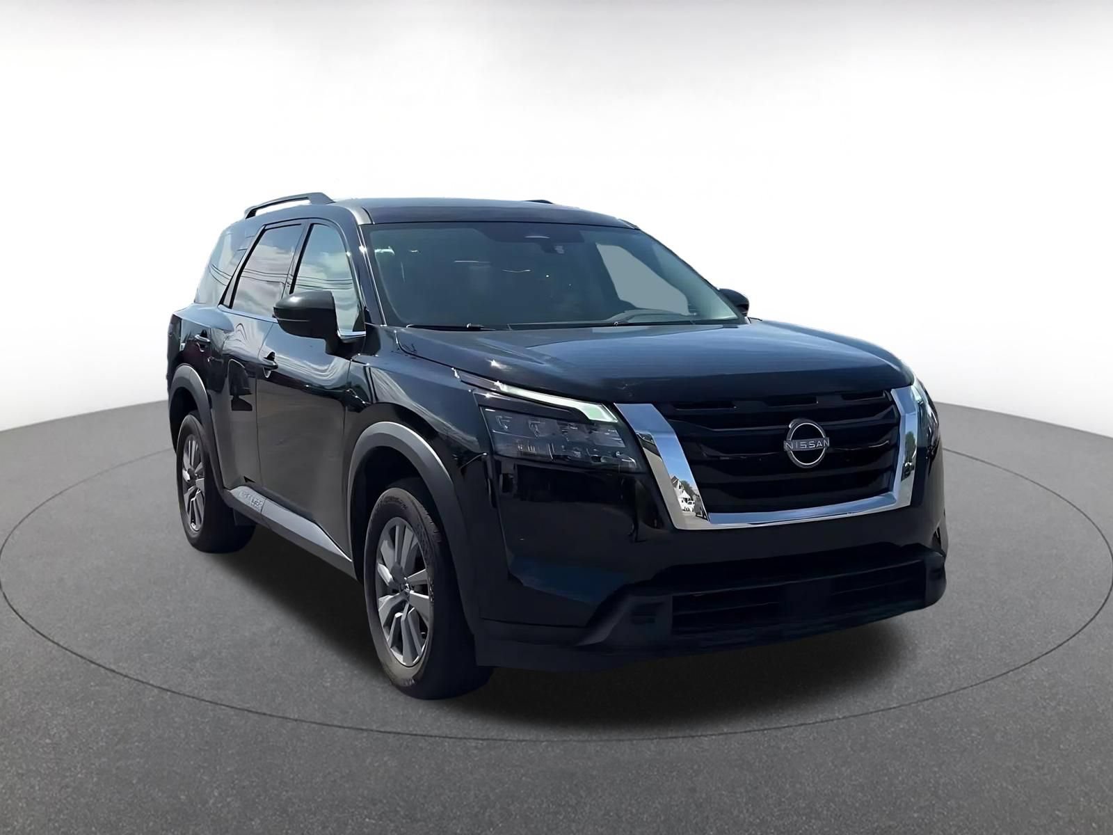 Used 2025 Nissan Pathfinder SV FWD image 3