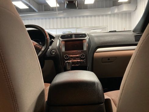 Used 2018 Ford Explorer XLT w/ Equipment Group 201A AWD/4WD image 42