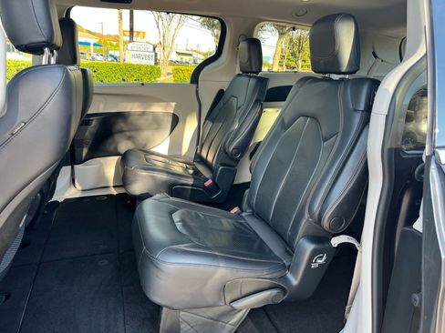 Used 2018 Chrysler Pacifica Touring-L image 18