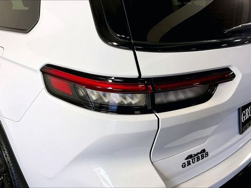 Used 2023 Jeep Grand Cherokee L Laredo image 42