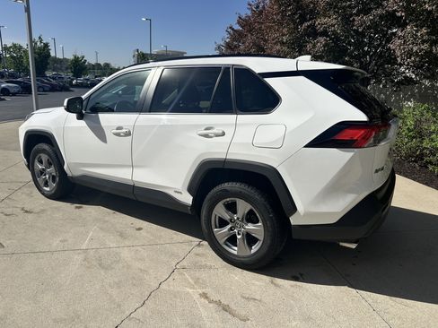 Used 2022 Toyota RAV4 LE AWD/4WD image 7