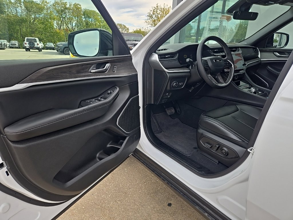 New 2026 Jeep Grand Cherokee Limited w/ Limited Altitude Package AWD/4WD image 8