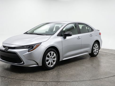 Used 2025 Toyota Corolla LE FWD image 3