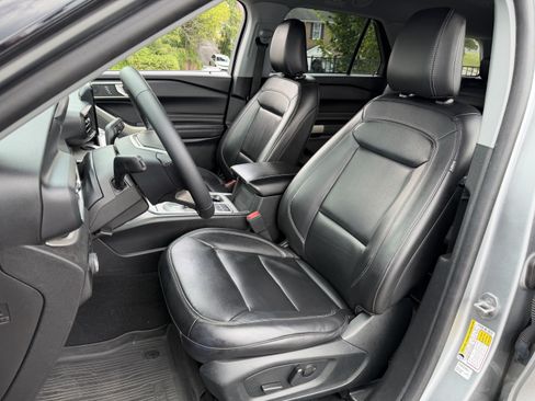Used 2023 Ford Explorer XLT w/ Equipment Group 202A RWD image 16