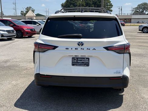 Used 2021 Toyota Sienna XLE FWD image 4