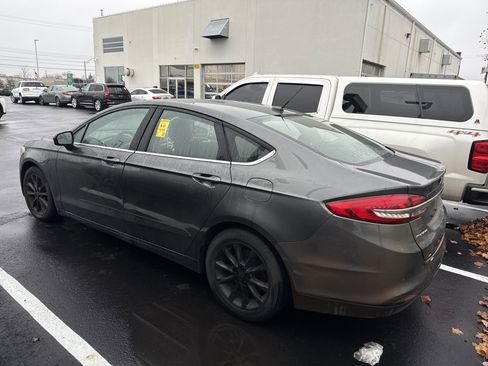 Used 2017 Ford Fusion SE w/ Fusion SE Technology Package image 5