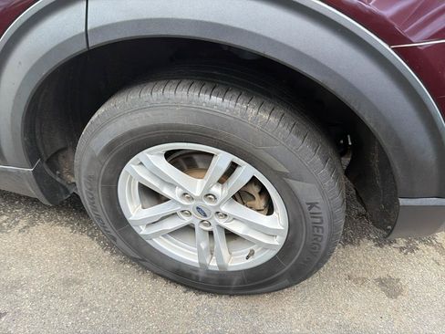 Used 2023 Ford Explorer XLT AWD/4WD image 14