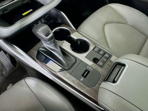 Used 2023 Toyota Highlander Platinum image 16