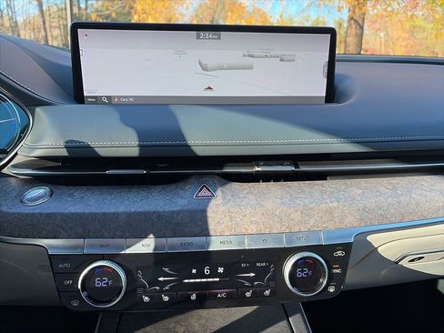 Used 2023 Genesis G80 image 8