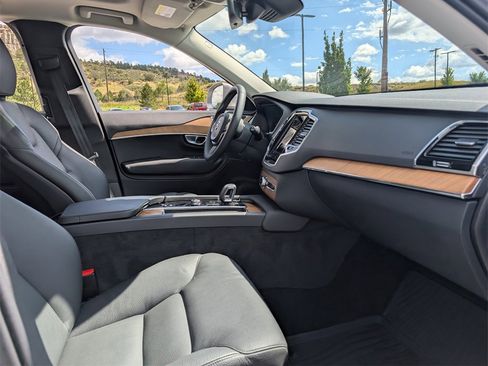 Used 2024 Volvo XC90 B5 Plus image 21